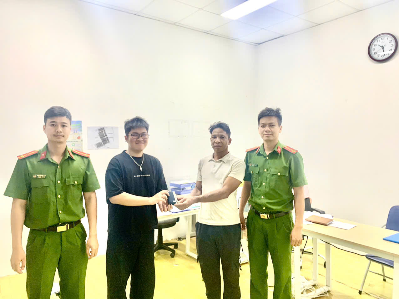 Nhân dân gửi thư cảm ơn Đồn Công an Vship giúp tìm lại ví bị rơi